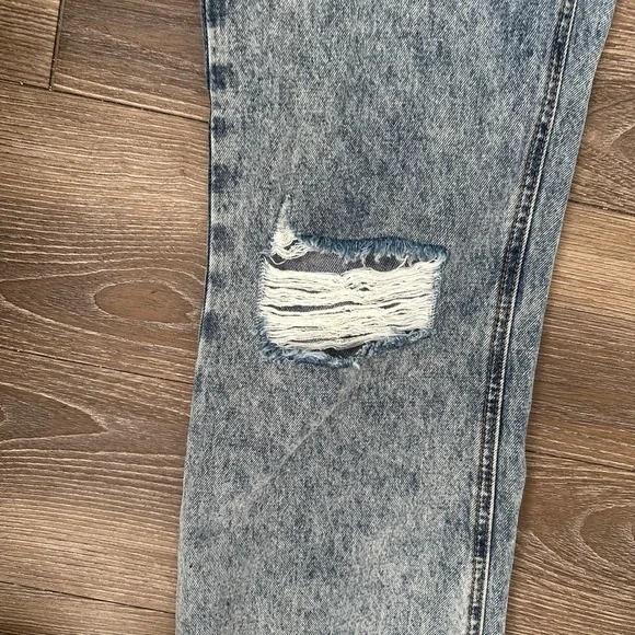 brand new cider distressed ripped light wash straight leg jeans with raw hem - Picture 3 of 7